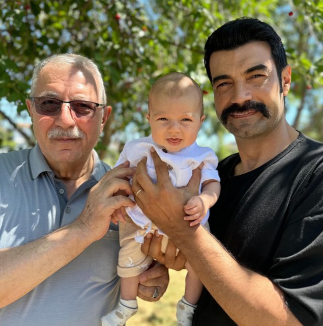 Murat Ünalmış | İlk babalar günümde babam, oğlum ve ben. Bugünü yaşatan Allah’a şükürler olsun. Harika bir duygu. Herkese sevdikleriyle birlikte sağlıklı ve mutlu bayramlar dilerim…
