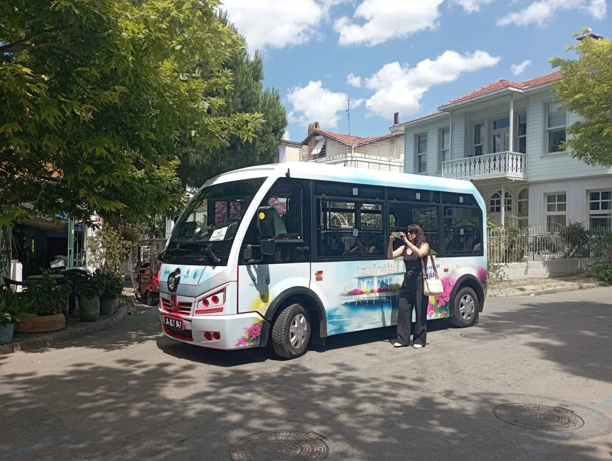 İstanbul Büyükşehir Belediyesi’nin (İBB) Adalar’da başlattığı elektrikli minibüs seferleri ilçenin doğal yapısını bozacağı gerekçesiyle bölge sakinlerinin tepkisine neden oldu. İBB son yaptığı açıklamayla geri adım atmadı.