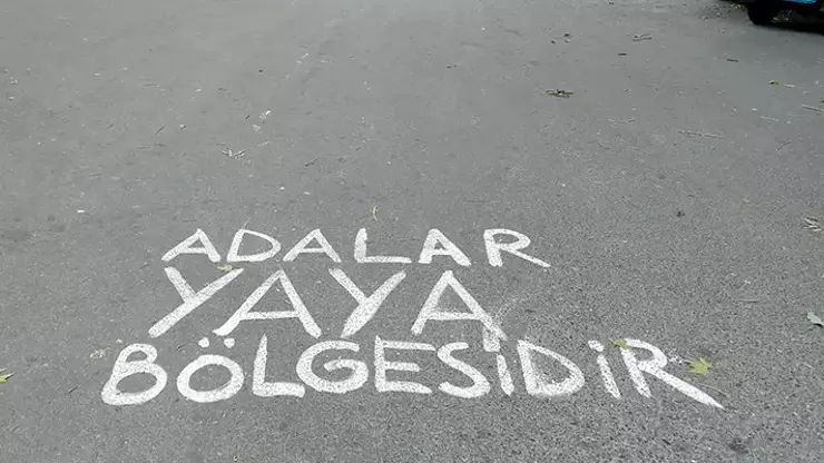 10 Haber’de yer alan habere göre, Ada sakinlerinin “Azmanbüs” adı verdiği minibüslerin kaldırılması için eylemler sürüyor. Büyükada Çınar Meydanı ve İETT Garajı önünde toplanan ada sakinleri minibüslerin Adalar’da trafiğe çıkmasını protesto ediyor.