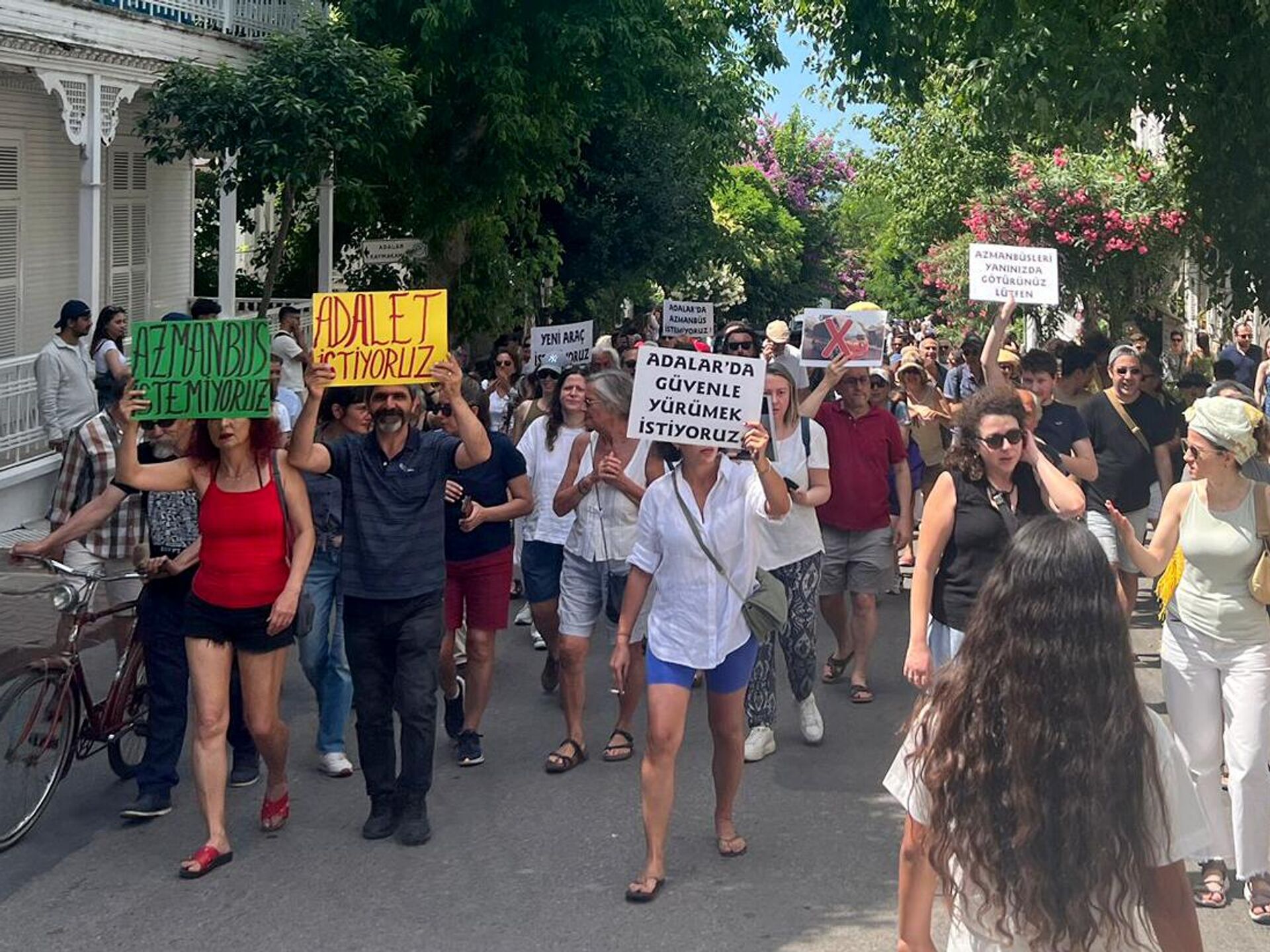 Ada tarihinin ilk siyasi eylemi olarak kayıtlara geçen dört gündür süren protestolarda 10 kişi gözaltına alınmıştı. Son olarak İBB resmi internet sitesinden “Adalar halkı için toplu ulaşım olmazsa olmaz” başlıklı bir açıklama yaptı.