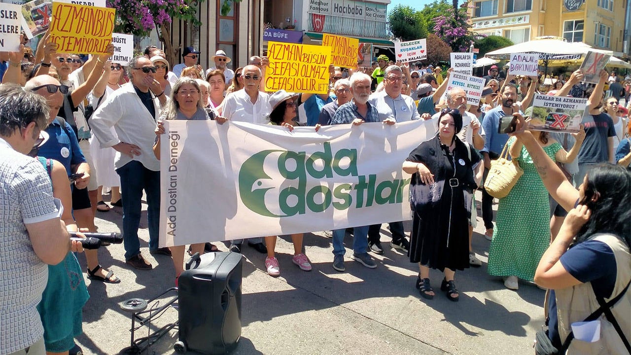 İETT tarafından Adalar’a özel olarak üretilmesi istenen yeni elektrikli araçlar için açılan ihalelere ulusal ve uluslararası araç üreticilerinin katılım sağlamaması sebebiyle T.C. Sanayi ve Teknoloji Bakanlığı ile Sanayi İş birliği Projesi kapsamında ASELSAN ve KARSAN’ın ortak üretimi olan lisanslı, elektrikli, güvenlik donanımlarına sahip araçlar alındı.