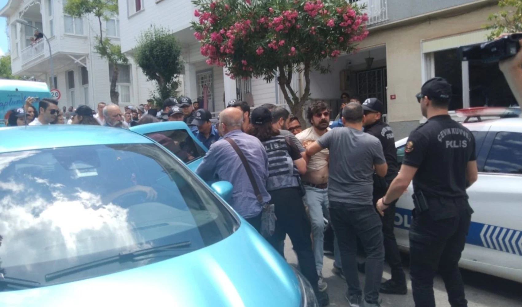 Ada Dostları Derneği’nin çağrısıyla Büyükada Saat Meydanı’nda toplanan Ada halkı Ada Dostları Derneği’nin çağrısıyla Büyükada Saat Meydanı’nda toplanan Ada halkı protestolarına devam etti. Ada Dostları Derneği adına basın açıklamasını şair-yazar Ataol Behramoğlu okudu.