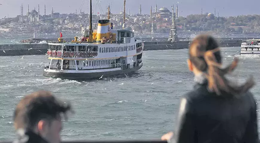 Raporda İstanbul, yabancı çalışanlar için bu yıl hayat pahalılığının en çok arttığı 5 şehirden biri olarak gösterildi. 2023’e kıyasla 80 sıra yükselen Afrika ülkeleri Gana’nın başkenti Akra ve 56 sıra yükselen Etiyopya’nın başkenti Addis Ababa’nın ardından İstanbul, listede üçüncü sırada yer aldı. Belirli ürün gruplarında fiyatların şehirden şehire nasıl değiştiği de incelenirken, İstanbul ve Ankara, kiralara gelen zam oranında açık ara zirvede yer aldı.