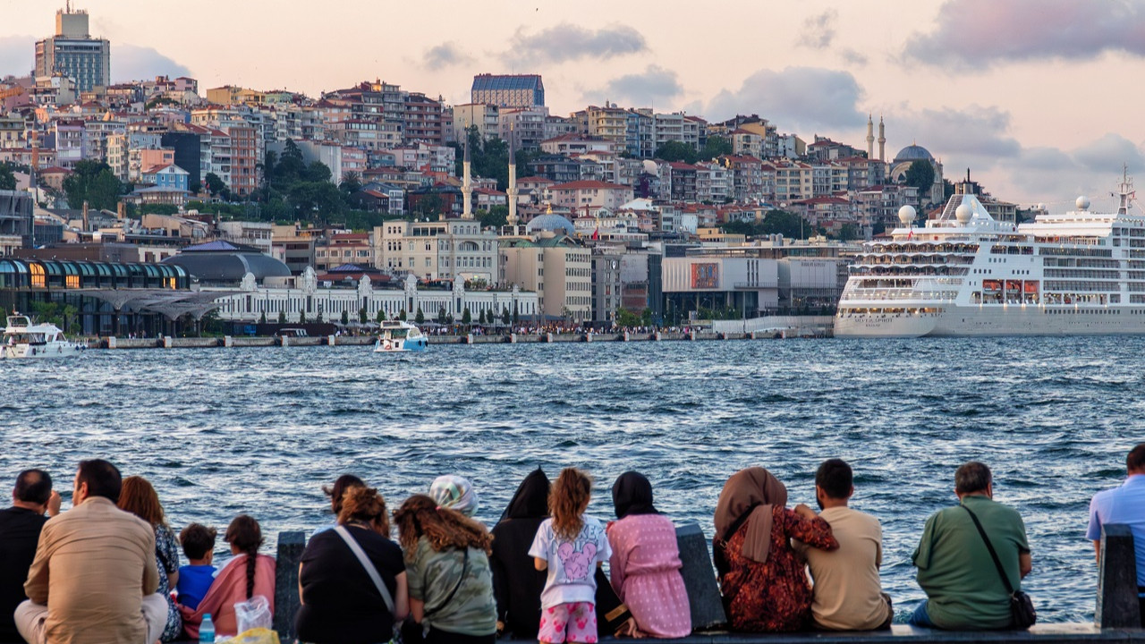 Diğer ürünlere bakıldığında, 12’li kutu yumurtanın fiyatı en çok yüzde 403 ile Arjantin’in başkenti Buenos Aires’te artarken, İstanbul’daki fiyat artışı dünya ortalamasını 2’ye katlayarak yüzde 48 oldu. 1 litre zeytinyağının fiyatı dünya genelinde yüzde 58.6 pahalanırken İstanbul’da fiyatlar yüzde 144.5 arttı. Yabancı çalışanlar için en pahalı şehir bir kez daha Hong Kong olurken, Singapur ise ikinci sırada yer aldı. İsviçre’nin Zürich, Cenevre ve Basel şehirleri ilk 5 sırayı tamamladı.