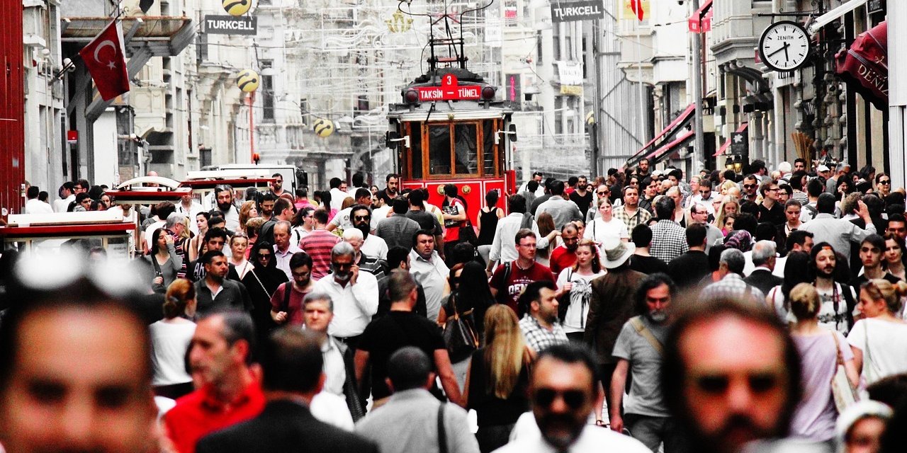 1 litre benzin ise araştırılan 226 şehirde ortalama yüzde 20.3, İstanbul’da yüzde 109.3 pahalandı. Kot pantolon enflasyonunda da İstanbul, dünya ikincisi oldu. Fiyatı dünya genelinde yüzde 20.2, Buenos Aires’te ise yüzde 385 daha artan kot pantolon, İstanbul’da ise yüzde 40 daha pahalıya giyiliyor.(KAYNAK:TOLGA UĞUR-SÖZCÜ)