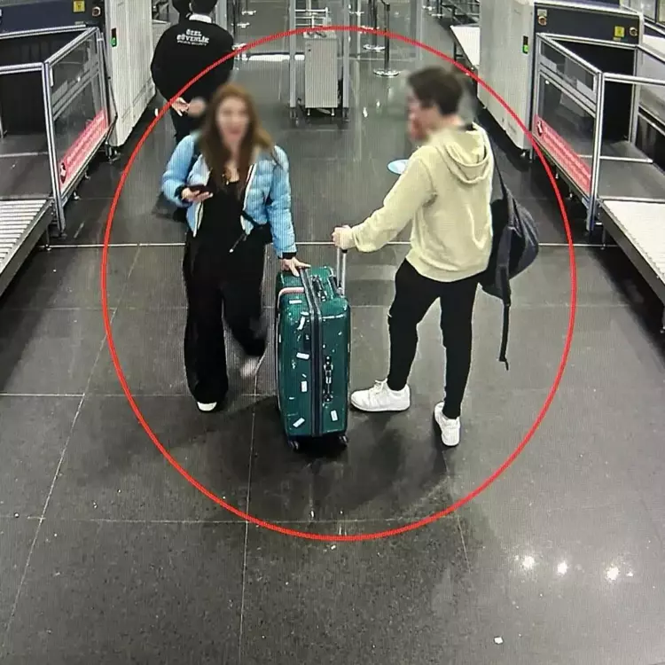 Annesinin aksine Cihantimur'un 2 avukatı bulunuyordu. Cihantimur'un duruşma salonunda bakışlarıyla babasını aradığı iddia edildi.