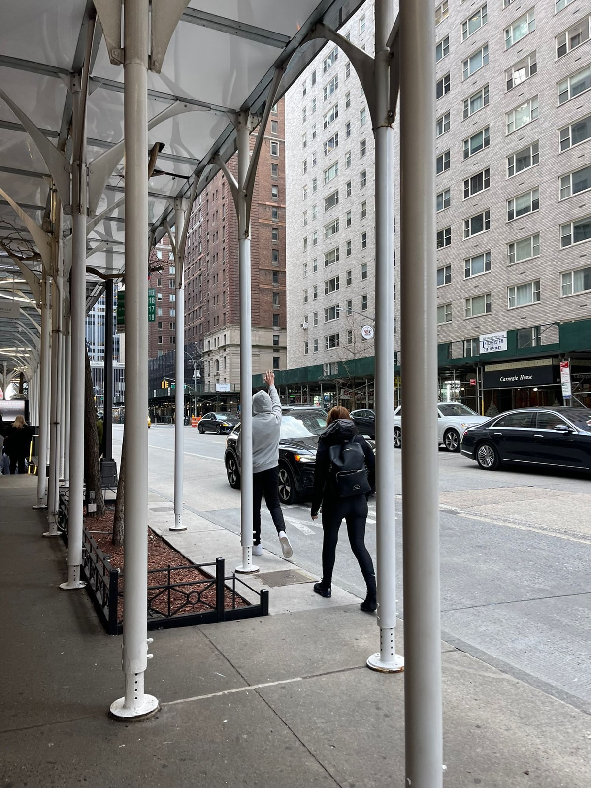 Anne-oğlunun firarda bulundukları 106 gün içinde yakalanmamak için 5 eyalet değiştirdiği önce New York'a ardından ise Washington, California ve Miami'ye geçtiği ortaya çıktı. ABD'de sürekli yer değiştiren ikilinin son olarak 20 gün önce Boston eyaletindeki Jamaica isimli bölgede lüks bir rezidansa yerleştiği tespit edildi.