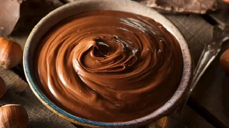 FINDIK KREMASI: İtalyan fırıncı Pietro Ferrero, 1940'larda İkinci Dünya Savaşı sırasındaki kıtlık nedeniyle çikolata alternatifi yaratmakla meşguldü. Fındık, şeker ve biraz kakaodan oluşan karışımıyla günümüzdeki neredeyse en popüler kahvaltılığı ortaya çıkardı.