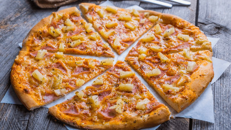 HAWAII PİZZA: Adını Amerika Birleşik Devletleri'nin 50. eyaletinden alan Hawaii pizzasının 1950’li yıllarda, Yunanistan'dan Kanada'ya göç eden kardeşler buldu. Restoranlarında farklı malzemeler deniyorlardı ve o zamanlarda kimse tatlıları tuzlularla karıştırmazdı. İçlerinden biri, tadının nasıl olacağını görmek için biraz jambon ve ananas attı. Böylece Hawaii pizza bulunmuş oldu.