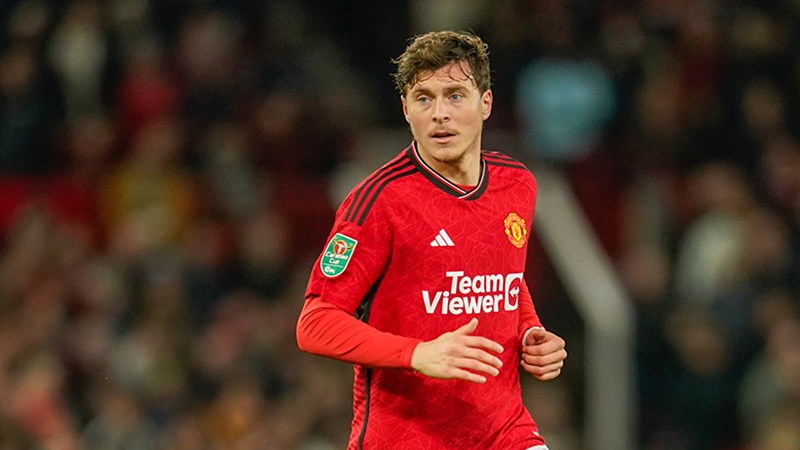 Fenerbahçe'nin Manchester United’dan peşinde olduğu bir isim daha var: Victor Lindelöf... Jose Mourinho, eski öğrencisini kadrosunda görmeyi çok istiyor. Satış listesinde yer alan İsveçli stoper için İngiliz ekibine 10 milyon Euro’luk ilk teklif yapıldı ve pazarlıklar başladı.