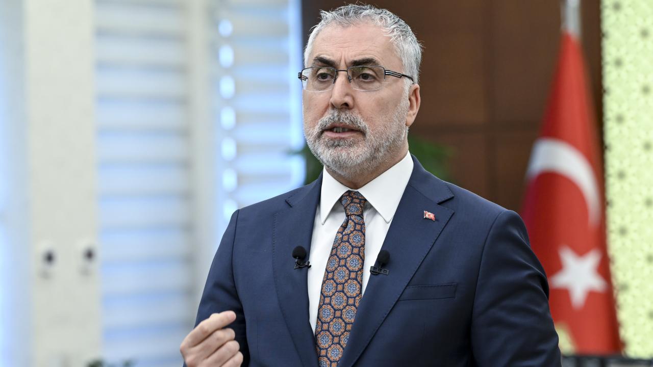 Sağlık Bakanı Fahrettin Koca'nın istifa ettiği iddiaları kamuoyunun gündemine bomba gibi düştü. Koca'nın yanı sıra Ticaret Bakanı Ömer Bolat ve Çalışma ve Sosyal Güvenlik Bakanı Vedat Işıkhan'ın da istifa edeceği kulislere yansıdı.