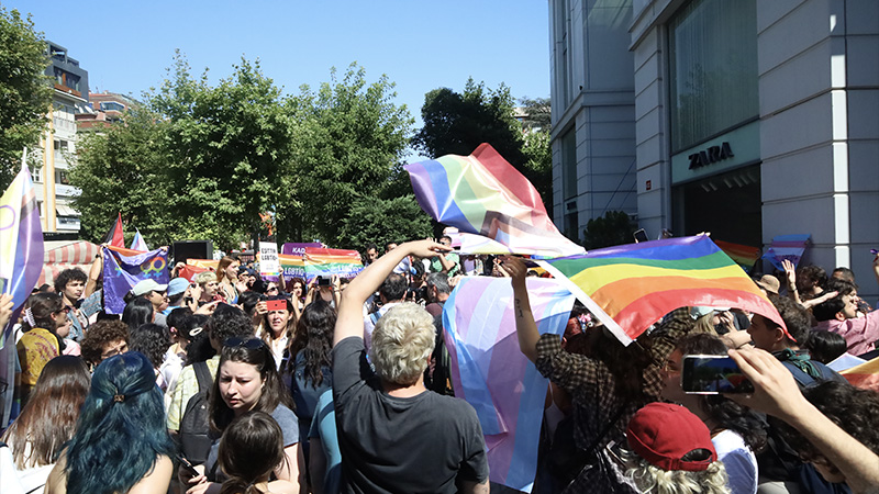 22. İSTANBUL ONUR YÜRÜYÜŞÜ BAĞDAT CADDESİ'NE TAŞINDI, LGBTİ+LAR ELLERİNDE GÖKKUŞAĞI BAYRAKLARIYLA YÜRÜDÜ