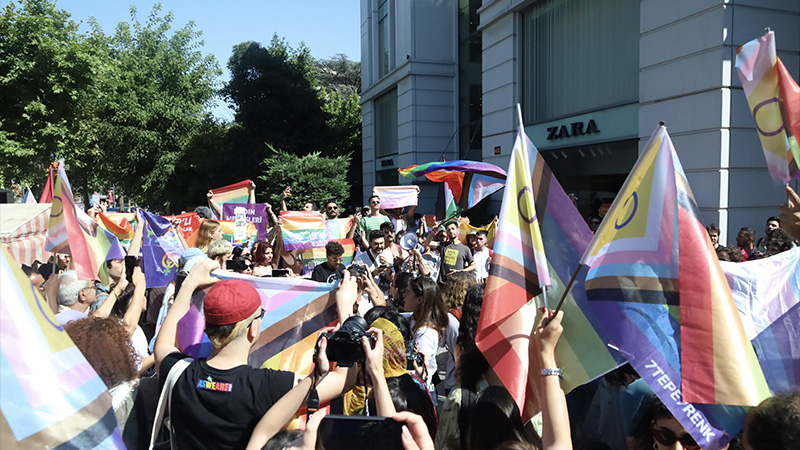 22. İstanbul Onur Yürüyüşü Beyoğlu'nda yapılması beklenirken Kadıköy''de yapıldı, polisi şaşırtan LGBTİ+lar Bağdat Caddesi'nde yürüdü.