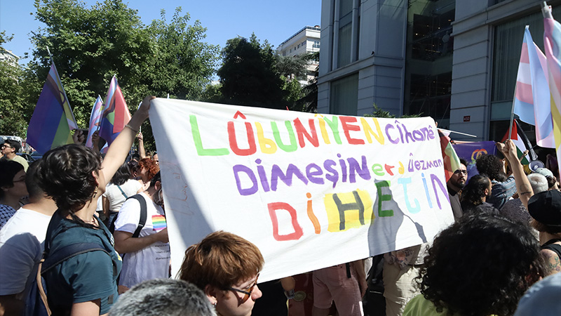 Bağdat Caddesi'nde bulunan Zara'nın önünde basın açıklamasını okuyan yürüyüş komitesi, polislerin alana gelmeye başlamasıyla Bağdat Caddesi'ndeki yürüyüşüne başladı.