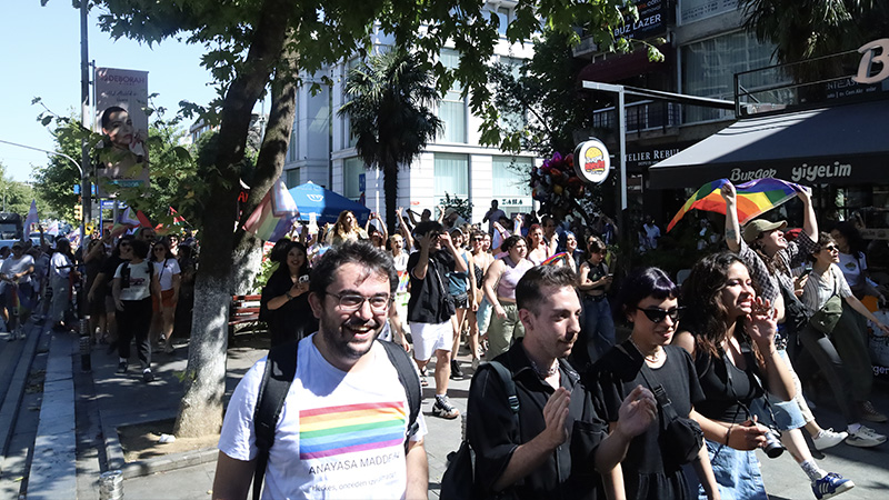 "Asla yalnız yürümeyeceksin" sloganlarının atıldığı yürüyüş, polisin baskısını artırmasıyla ara sokaklara taşındı.