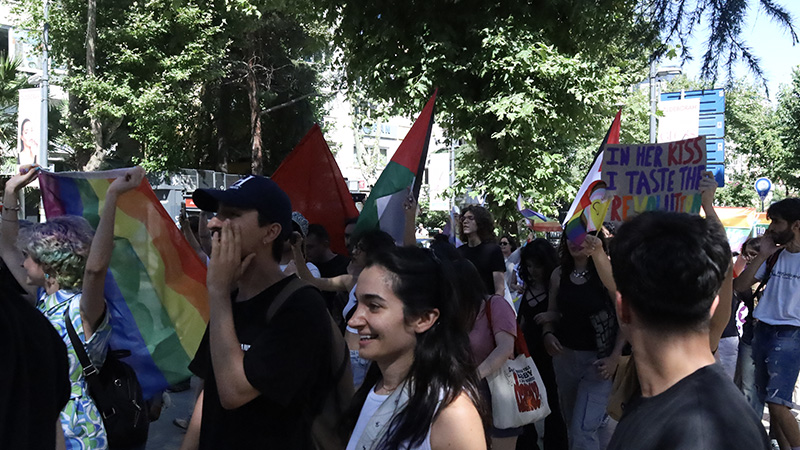 Arka sokaklarda gruplaşmaya çalışan LGBTİ+ların polis tarafından gözaltına alınmasıyla gruplar dağıldı. 