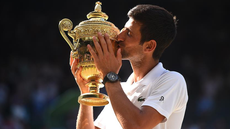 Turnuvada son 5 yılda oynadığı finallerin 4'ünü kazanan 37 yaşındaki Djokovic, 14 Temmuz'da kariyerinin 25. zaferine ulaşması halinde Margaret Court'u geride bırakarak "tarihin en fazla grand slam turnuvası kazanan tenisçisi" ünvanının tek başına sahibi olacak.