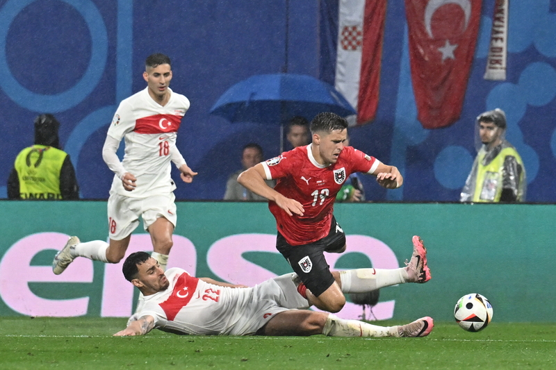 Milli Takımımız maça adeta önde başladı. Henüz ilk dakikada köşe vuruşundan Leipzig arşidükü Merih Demiral ile bulduğumuz golle öne geçtik: 1-0. Gol öncesi Arda’nın kullanacağı korner öncesi tribünlerimizi ayağa kaldırması golün de habercisiydi. Doğal olarak rakip golden sonra baskı oluşturdu. Savunmamız beşli şekilde dizildi, etkiliydi. Önlerinde İsmail ve Orkun önemli işler yaptı. İkisi de yoğun fiziksel mücadeleler sebebiyle sarı kart görmek zorunda kaldı. Net fırsat vermeden ilk yarıyı tamamladık. (Senad Ok | Milliyet)