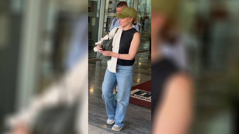 Keyifli halleriyle dikkat çeken Kylie Minogue, Milas Havalimanı'ndan çıkarken etrafa gülücükler saçtı.