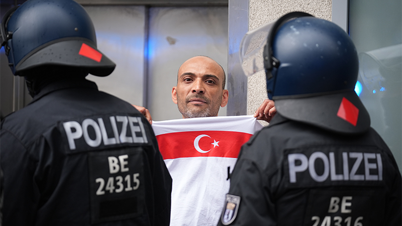 BERLİN'DE TÜRK TARAFTARLARA GÖZALTI