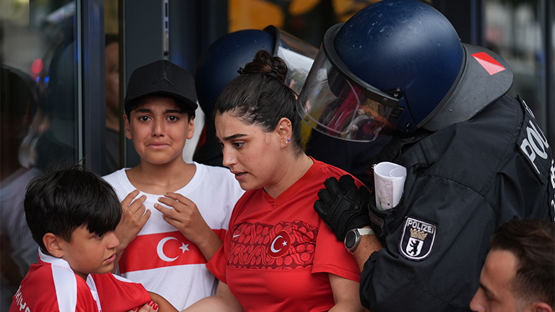Bölgede yoğun güvenlik önlemi alan polis ekipleri, bazı Türk taraftarları gözaltına aldı.