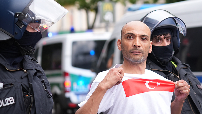Polis ekipleri, Türk taraftarlara toplu yürümek yerine küçük gruplar halinde hareket etmeleri yönünde uyarıda bulundu.