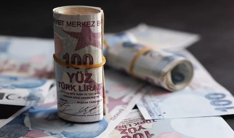 “Merkez Bankası verilerine göre 1 ile 3 aylık mevduat faizlerinde yükseliş görüldü. Politika faizinin yüzde 50 seviyesinde olduğu bir dönemde 1 ile 3 ay vadeli bileşik faizin yüzde 60’ları geçmemesi politika faizinin işlerliğini koruduğunu ve mevduat faizlerinin şu anda pik yaptığı seviyeyi gösterir.