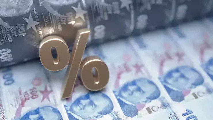 ALTIN, DOLAR, BORSA VE MEVDUATTA TERCİHLER NASIL OLMALI? | Getirilere bakacak olursak borsanın dolar bazında yüzde 28 getirisi, TL bazında yüzde 40 getirisi var. 32 gün vadeli TL mevduatta getiri daha garantidir. Portföylerde öncelikle mevduat ve borsa olmalıdır, bir diğer seçenek de altın olabilir. Şu anda altında bir alım fırsatı olduğunu söyleyebiliriz. Döviz enflasyonun altında getiri sunmaktadır. Getiri bazında en düşük getiri dövizde. Dövizde ilerleyen süreçte bir artış beklemiyoruz. Döviz bir tasarruf aracı değil, işlem aracıdır. O nedenle yatırımcıların listesinde döviz en son tercih edilen araç olmalıdır.”
