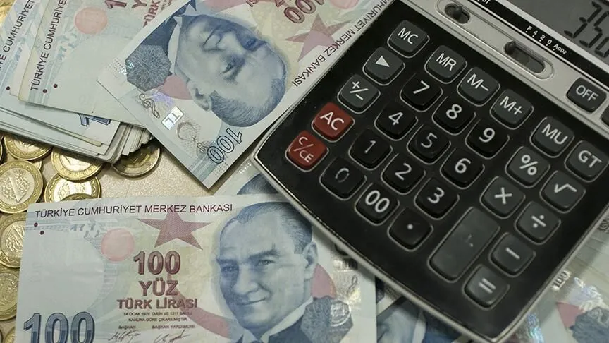 Ancak kök maaşa yapılan düzenleme olmadığı sürece bu emeklilerin maaşı yüzde 24,73’lük zamma rağmen 10 bin lira olarak kalacak. Eğer “en düşük emekli maaşı”na altı aylık enflasyon farkı kadar zam yapılırsa, Temmuz 2024 itibarıyla “en düşük emekli aylığı” 12 bin 473 liraya yükselecek.