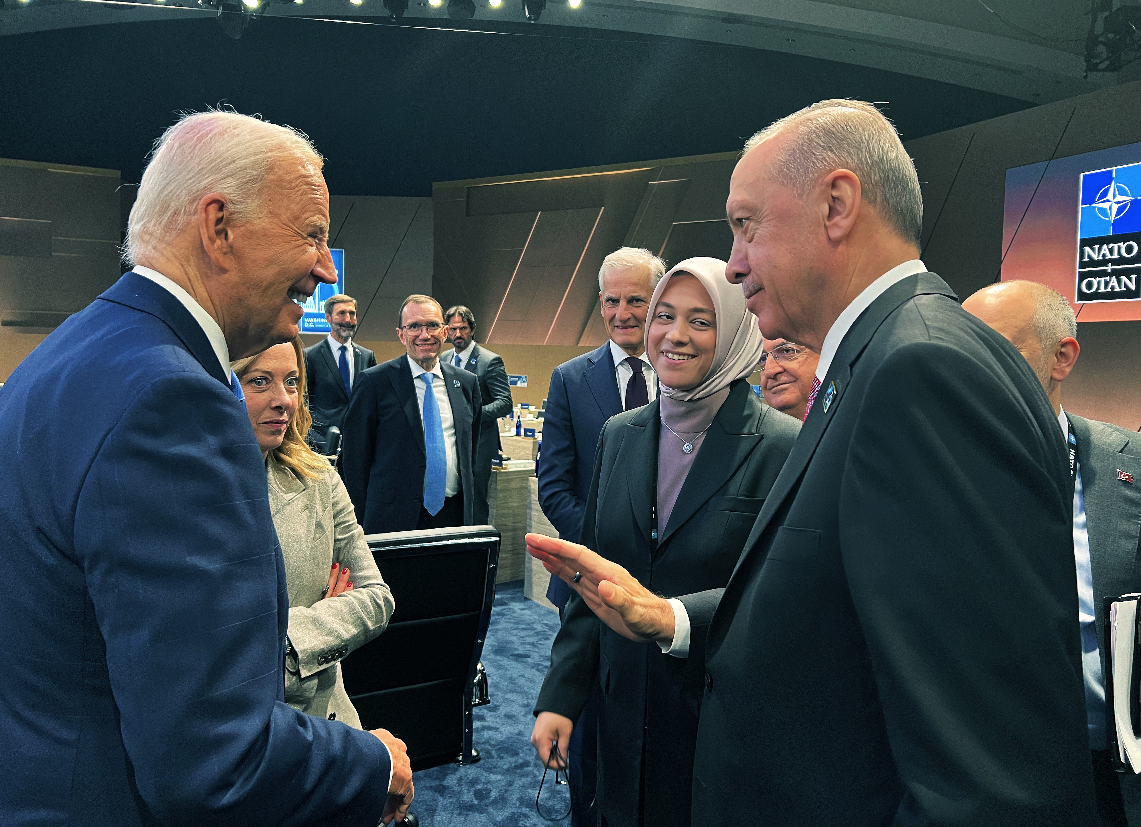 Erdoğan, zirvede ABD Başkanı Joe Biden ile ayaküstü sohbet etti.