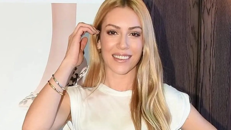 Film, savaş muhabiri olma hayali kuran ancak kendisini bir dergide burç yazarı olarak bulan Elif’in hikayesini anlatıyor. 