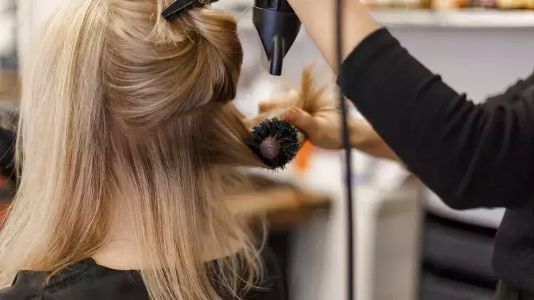 Kuaförde kabusu yaşadı: Saç açıcı canından ediyordu!