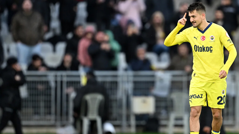 Cengiz Ünder: Marsilya'dan Fenerbahçe'ye 15 milyon euro gibi astronomik bir bonservis bedeliyle transfer olan Cengiz Ünder, geçtiğimiz sezonki performansıyla hayal kırıklığı yarattı. Uygun bir teklif gelmesi durumunda Fenerbahçe, Cengiz Ünder'le yollarını ayıracak.