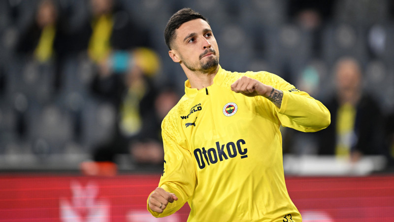 Krunic: Bosnalı oyuncunun menajeri özellikle İtalya'da kulüp bakıyor. Oyuncuya kiralık veya satılık anlamda bir teklif gelmesi durumunda Fenerbahçe bu teklife sıcak bakacak.