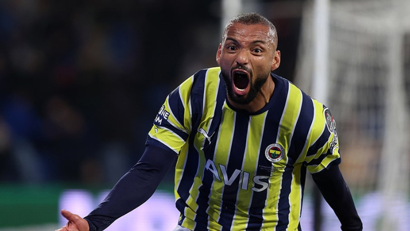 Joao Pedro: Psikolojik sıkıntılar yaşayan Pedro, Gremio'nun idmanlarına çıkmıyor. Fenerbahçe'nin kampa almak istediği Brezilyalı futbolcu, menajeriyle yollarını ayırdı. Pedro için de kulüp aranıyor.