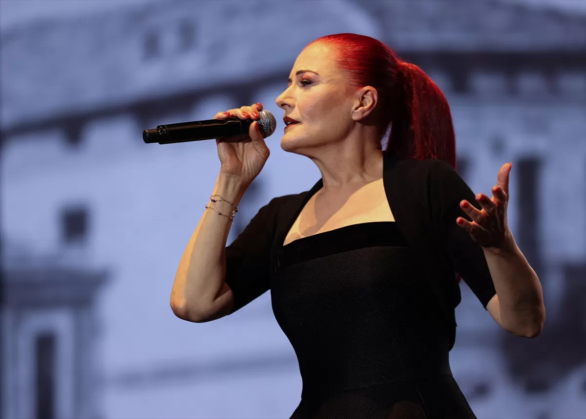 Candan Erçetin müzik öğretmeniydi.
