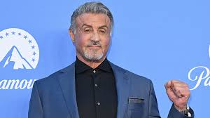 Slyvester Stallone hayvanat bahçesinde aslan kafeslerini temizliyordu.