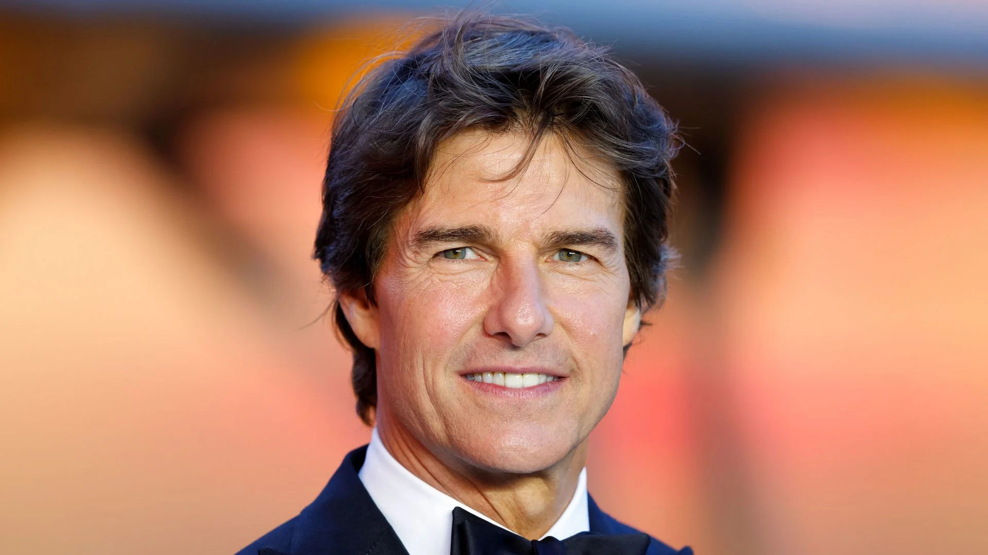 Tom Cruise Otel görevlisi/komiydi.