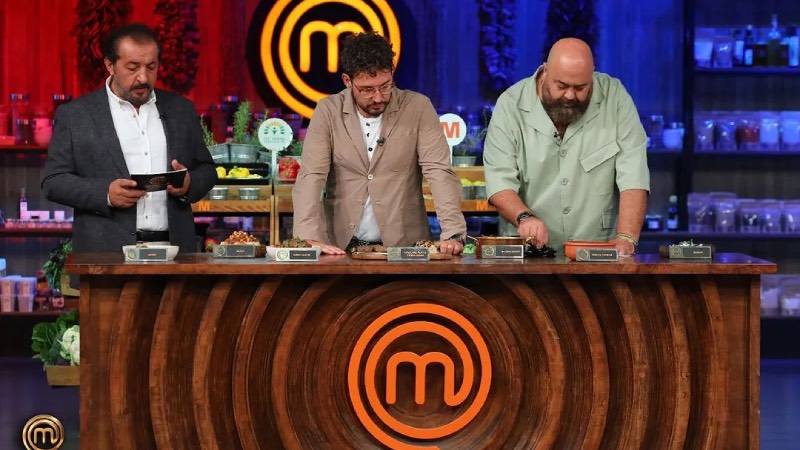 MasterChef'te ana kadro için mücadeleler başladı. Dün akşam gerçekleşen yarışmada en iyi tabağı çıkartarak ana kadroya girmeye hak kazanan dördüncü yarışmacı belli oldu.