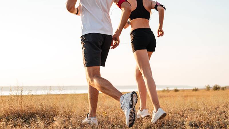 Gün ışığından faydalanın | Dr. Huberman'a göre, uyanır uyanmaz yapılması gereken ilk şey doğal ışık almak. Uyandıktan sonraki ilk bir saat içinde dışarı çıkmak, vücudun doğal desteği olan kortizolü aktive eder. Sadece beş ila on dakika dışarıda kalmak, 24 saatlik kortizol döngüsünde sağlıklı bir artış sağlar. Bu alışkanlık, uyanıklık seviyenizi, odaklanmanızı ve ruh halinizi olumlu yönde etkiler.