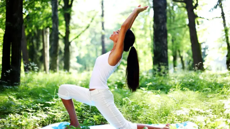 Gün ışığından faydalanmamak, kötü bir uyku düzenine neden olabilir ve sabahları yorgun uyanmanıza sebep olabilir. Lambalar ve telefon ekranları, doğal ışığın yerini tutmaz ve düzenli bir uyku için yeterli değildir.