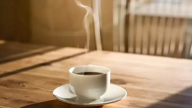 Kafein tüketimini erteleyin | Sabahları yorgun uyandığınızda hemen kahve içmek yerine, ilk kafein alımınızı uyandıktan en az 90 dakika sonraya erteleyin.