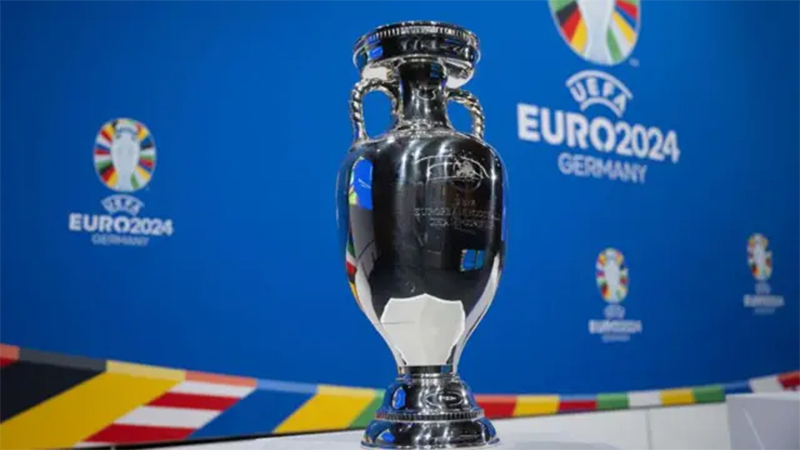 EURO 2024'e damga vuran futbolcuların piyasa değerlerinde büyük artış yaşandı. Alman futbol veri sitesi Transfermarkt, Avrupa Şampiyonası’nda performanslarıyla öne çıkan 35 futbolcunun piyasa değerlerini yeniden güncelledi. Türkiye’den Arda Güler, Ferdi Kadıoğlu, Barış Alper Yılmaz ve Mert Müldür de piyasa değerini artıran isimler arasında yer aldı. İspanya'dan Lamine Yamal 100 milyon euro piyasa değerini aşan ilk 17 yaşındaki oyuncu oldu.  EURO 2024'te değerini artıran 10 ismin yeni piyasa değeri şu şekilde: