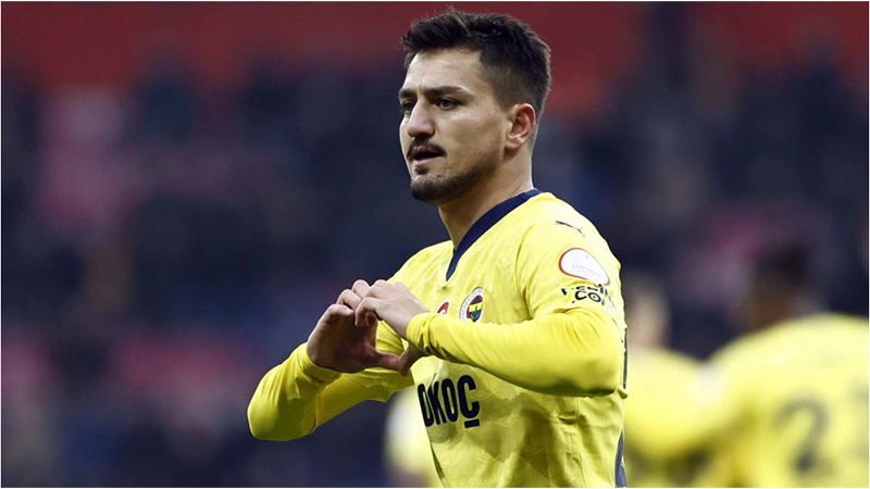 Geçtiğimiz sezon 15 milyon euro karşılığında Marsilya'dan transfer edilen Cengiz Ünder, Fenerbahçe formasıyla çıktığı 33 resmi maçta 9 gol 3 asistlik performans göstermişti. Cengiz Ünder, daha önce İtalya'da Roma forması giymişti. 