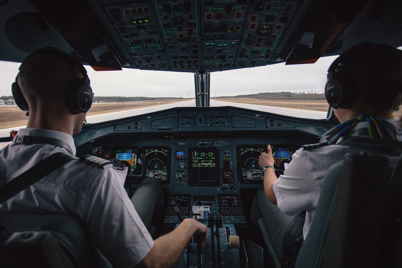 Dünya’da ve Türkiye’de pilot maaşları ise şöyle: Türkiye’de 10 yıllık pilotun aylık maaşı 152 bin TL’yken, kaptan pilotlar 400 ile 600 bin TL maaş alıyor. Katar, BAE ve Sudi Arabistan’da kıdemli pilot maaşları yıllık 300 bin dolar yani 10 milyon TL. Yıllık pilot maaşı; ABD’de 175 bin dolar, Kanada’da 110 bin dolar, AB ülkelerinde ise 92 bin dolar. Yabancı havayolu şirketlerinde yıllık pilot maaşları 277 bin dolar ile 352 bin dolar arasında değişiyor.