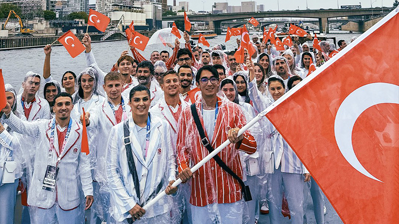 Team Türkiye, Sen Nehri'nden geçti. Ay-yıldızlığı bayrağımızı milli sporcularımız Mete Gazoz ve Busenaz Sürmeneli taşıdı. Team Türkiye'nin yer aldığı gemide Tunus delegasyonu da yer aldı.
