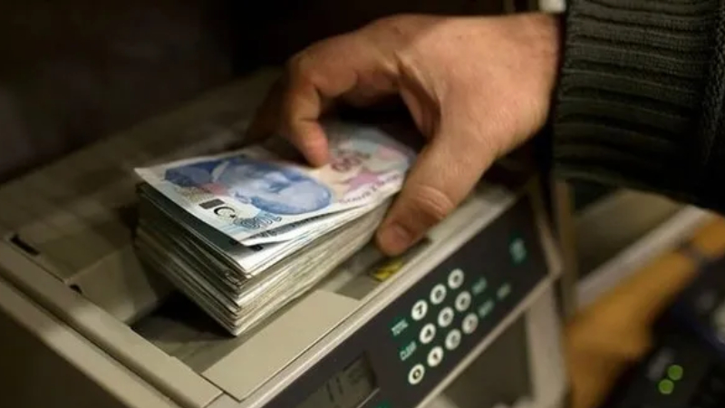 Memur emeklisi ise yüzde 8,46'lık enflasyon farkına ek yüzde 10 toplu sözleşme zammı aldı. Rakamlar beraber değerlendirildiğinde memur ve memur emeklisi yüzde 19,31 zam almış oldu.