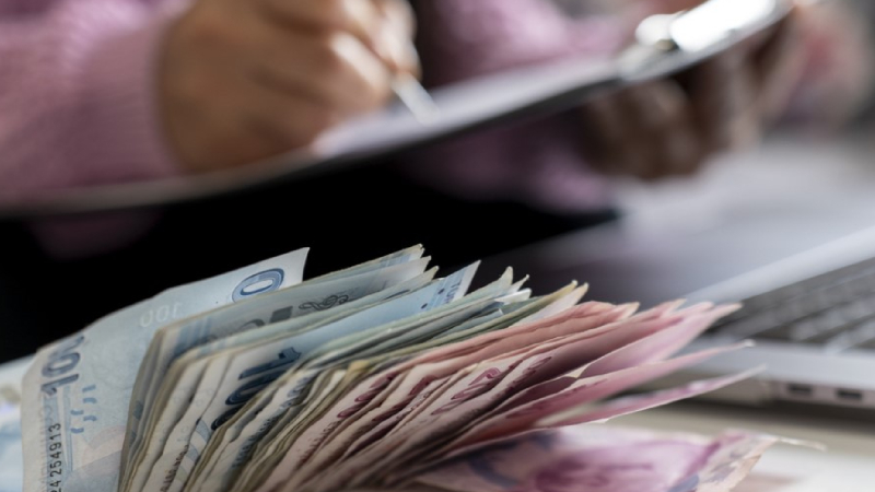 Yılmaz, "Bu şekilde temmuz ayı ile ilgili geçerli olmak üzere 12.500 liradan banka hesabınıza düşen rakamı çıkardığınız zaman orada bir fark oluşuyor. Bu farkla bundan sonra da 12.500 TL ödeneceği için onu da topladığınız zaman sadece ağustos ayına özgü olarak bir ek ödeme yapılacak" ifadelerini kullandı.