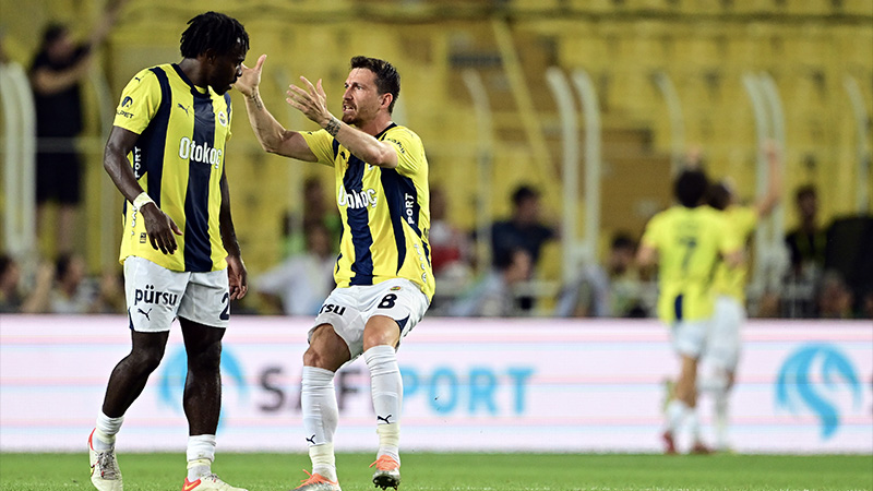 Fenerbahçe'nin ev sahipliğinde düzenlenen Fenerbahçe-Lugano maçını 2-1 Fenerbahçe kazandı. 90+3. dakikada Symanski'nin golüyle 2-1 öne geçen Fenerbahçe, galibiyeti ile adını bir üst tura yazdırdı.