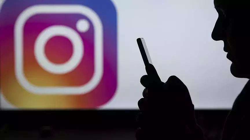 Mark Zuckerberg'in sahibi olduğu Meta platformu (Instagram-Facebook) Hamas lideri İsmail Haniye'nin öldürülmesinin ardından yapılan bazı paylaşımları bilinçli olarak engellediği ileri sürülmüştü. Duruma tepki gösteren AKP Tanıtım ve Medya Başkan Yardımcısı Ömer Arvas, "Genel konular dışında dijital platformlara yönelik bir yasal düzenlemenin getirilmesi zorunluluk haline geldi. Sonucu nereye varacaksa varsın bir insanlık ayıbı haline gelen bu mecralara en ağır yaptırımlar uygulanmalıdır. Unutmamalıyız ki yarın bir gün bizlerin başına gelebilecek olaylarda da dünyaya karşı ülkemizin sesini kısıp terör örgütlerinin sesini yükseltebilmek halen mecraların inisiyatifinde. Hali hazırda yaşadığımız çokça örnek de mevcut” demişti.